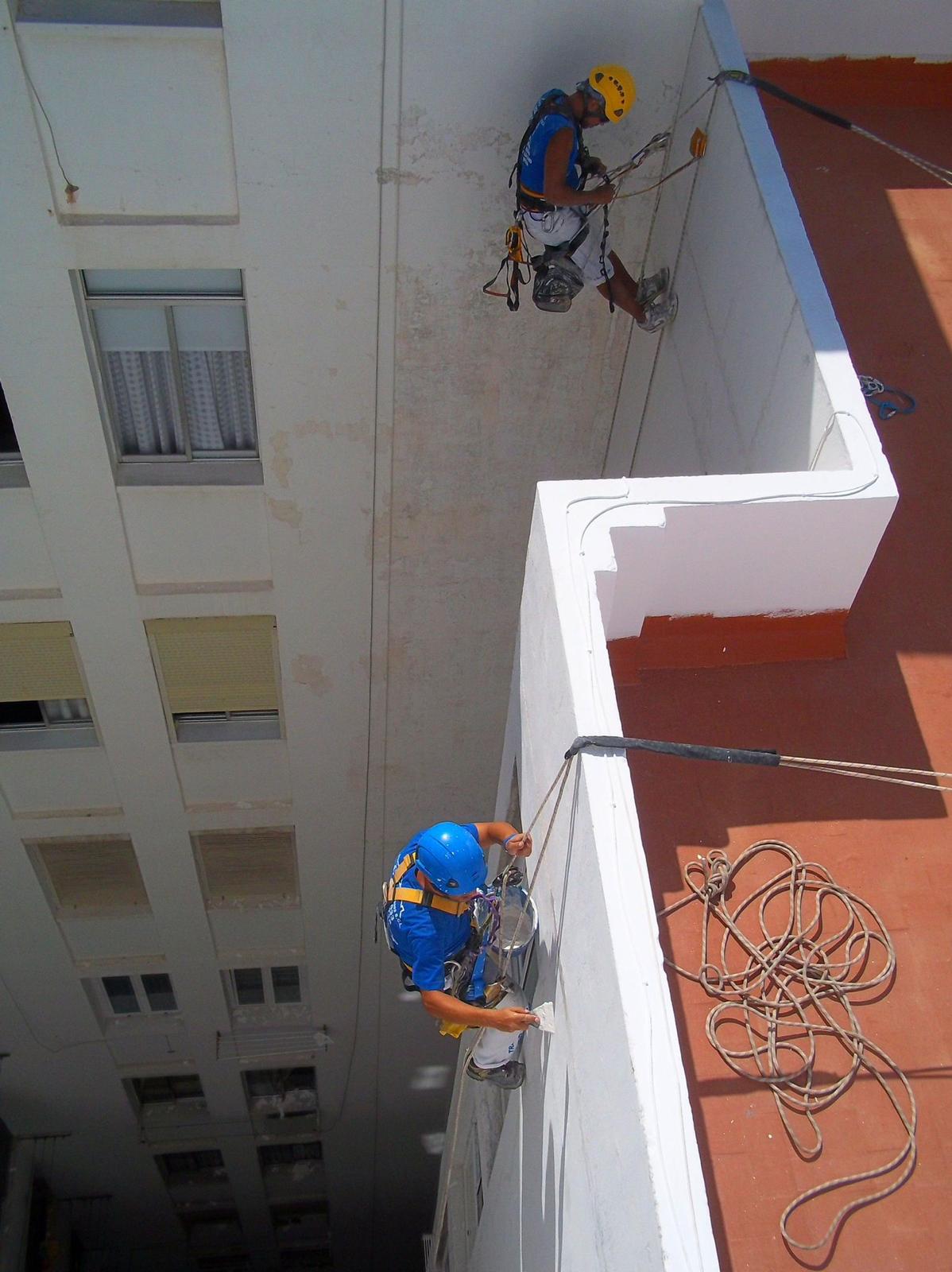 Fachada de edificio en Lanzarote antes y después de pintar: de pintura deteriorada a acabado limpio y uniforme