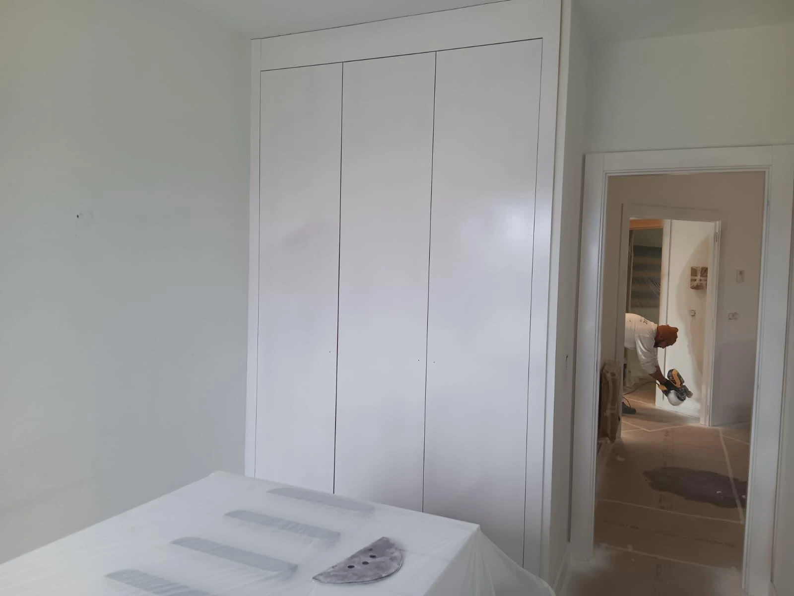 Salón en Lanzarote antes y después de aplicar pintura decorativa: pared con estuco veneciano que transforma el espacio