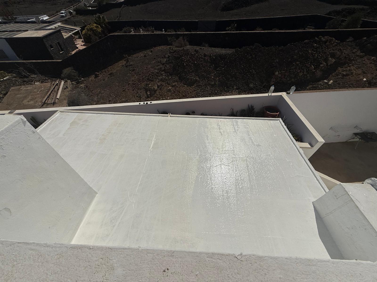 Terraza y balcón en Lanzarote antes y después de pintar: de pintura deteriorada a acabado renovado y protegido